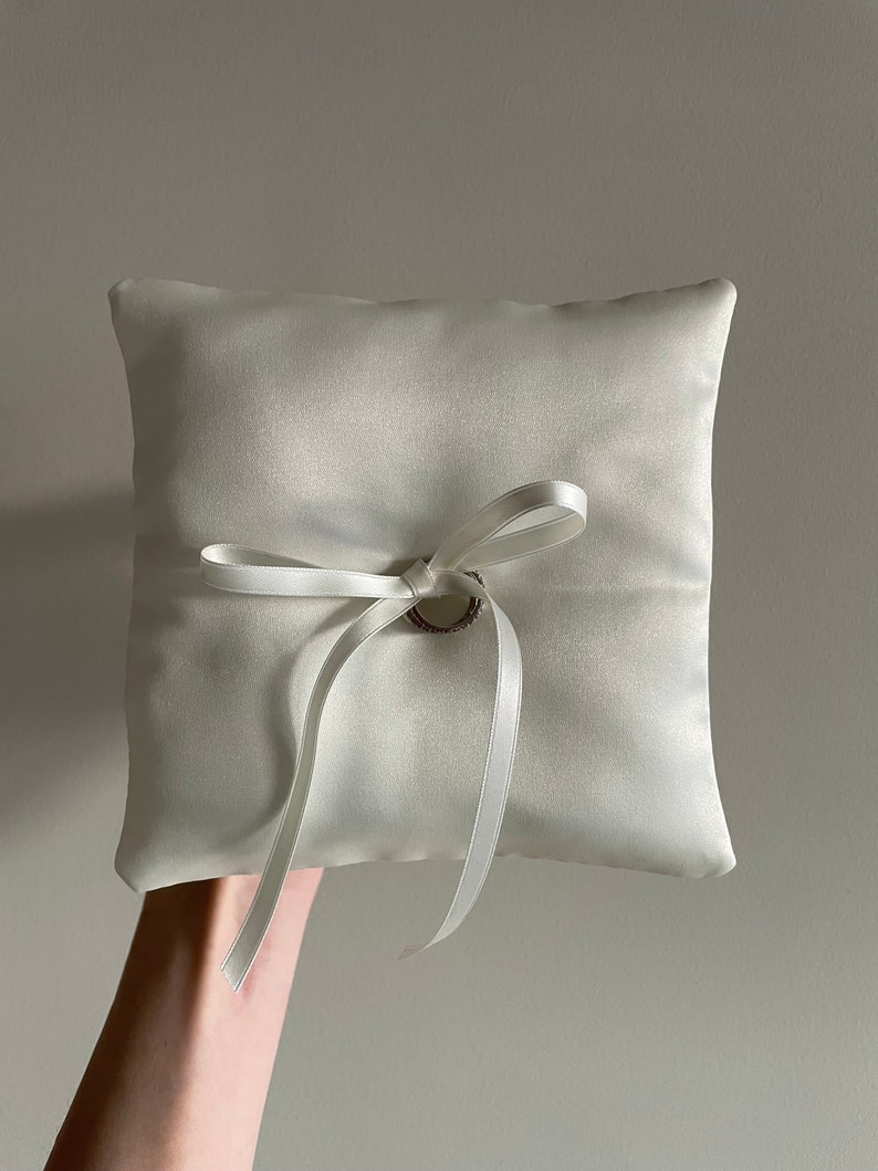 Coussin pour alliances en soie blanche / coussin pour porteur d'alliances / 6 x 6 po. / décoration de mariage / coussin ivoire minimaliste / décoration de mariée / luxe / élégant image 4