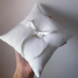 Coussin pour alliances en soie blanche / coussin pour porteur d'alliances / 6 x 6 po. / décoration de mariage / coussin ivoire minimaliste / décoration de mariée / luxe / élégant image 1