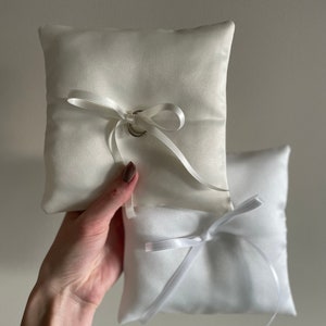 Coussin pour alliances en soie blanche / coussin pour porteur d'alliances / 6 x 6 po. / décoration de mariage / coussin ivoire minimaliste / décoration de mariée / luxe / élégant image 3