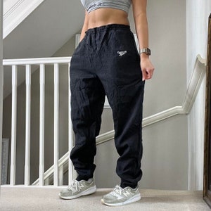 Reebok Baggy Fit Cuffed Leg Track Pants Trackies Tracksuit Bottom Windpants Size M unisex Black Colourway Rare Vintage 00s