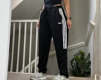 Adidas Tapered Leg Loose Fit Cuffed Soft Tracksuit Bottom Pantalon de survêtement Taille 2XL unisexe Rare Y2K Couleur noir blanc (la taille est flexible)
