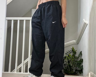 Nike Oversize Fit Windbreaker Chándal Bottom Track Pants Tamaño 2XL unisex Rare Vintage 00s negro Colourway tick logo pierna recta ancha