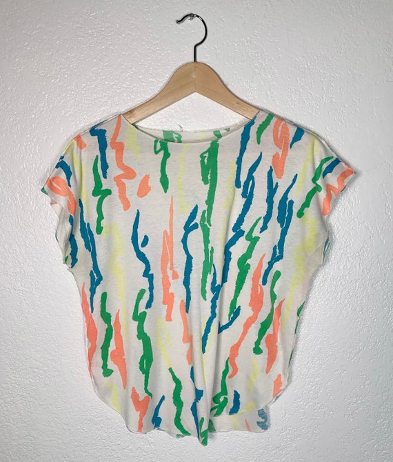 Super fun 80's squiggle pattern top