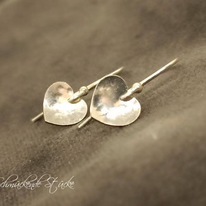 Herz Ohrringe "Sweethearts" gehämmert und gewölbt aus 925er Sterling Silber