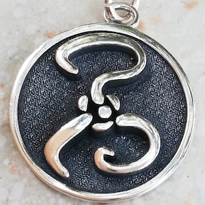 Colgante 3D hecho a mano en plata de ley maciza 925 con el símbolo amarillo del Mito de Cthulhu, Hastur, Rey, en amarillo.