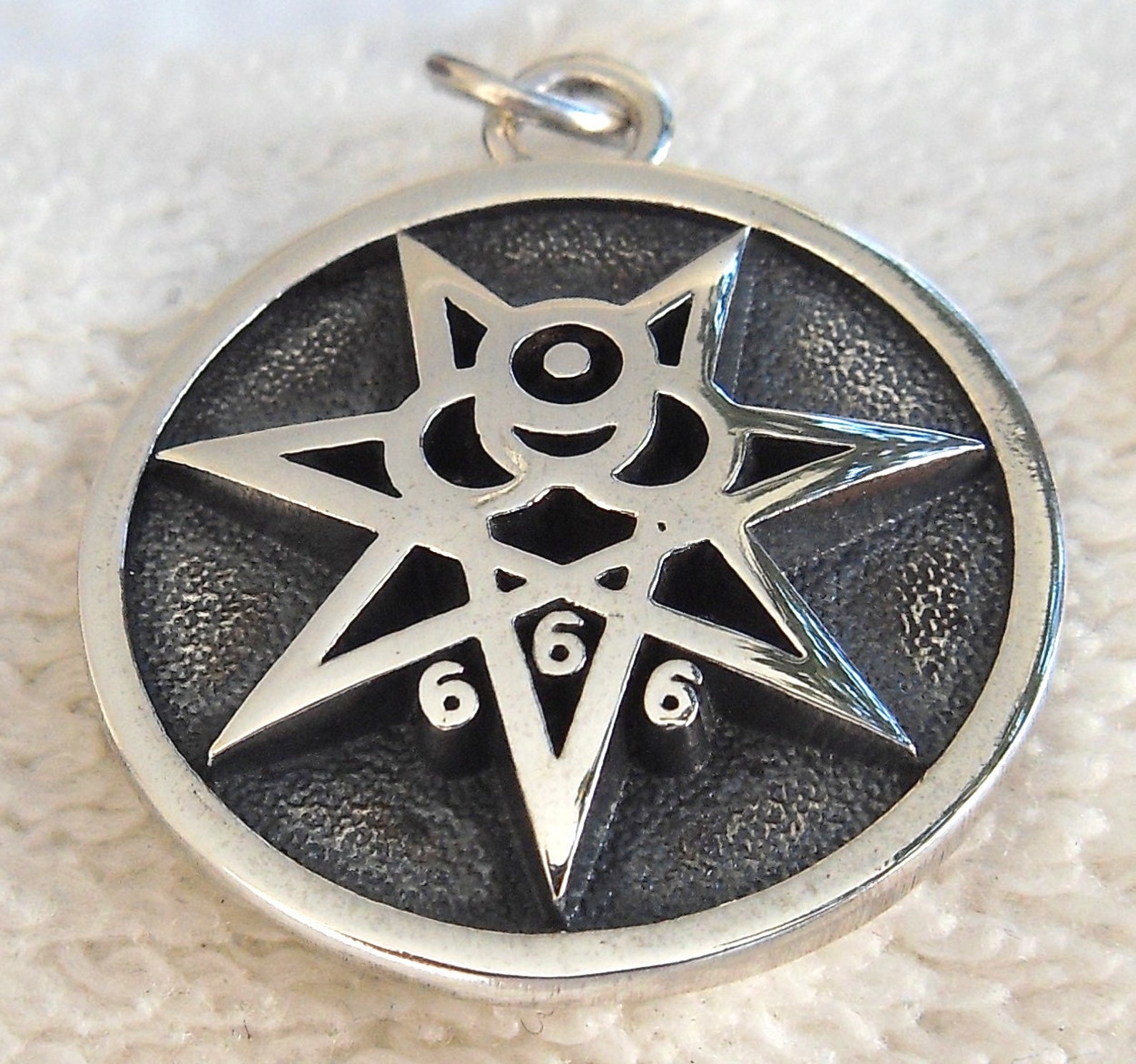 Marca De La Bestia 666 Colgante 3D Hecho A Mano En Plata De Ley Maciza marca-de-la-bestia-666-colgante-3d-hecho-a-mano-en-plata-de-ley-maciza