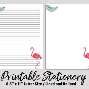 Puede incluir: Conjunto de papelería imprimible con una hoja rayada y una hoja sin rayar. Las hojas presentan un flamenco rosa y hojas de palmera verdes. El texto "Papelería imprimible 8,5" x 11" Tamaño carta / Rayado y sin rayar" está en la parte inferior de la imagen.