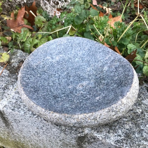 Bain d'oiseaux artisanal en pierre de rivière naturelle pour balcon, terrasse, jardin ou cour