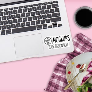 Laptop Sticker Decal Mockup Lifestyle Mock Up Flat Lay Computer Download digitale Berry Cheesecake Caffè Sfondo rosa