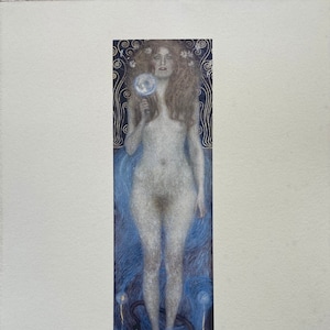 以下が含まれることがあります： 光る球体を持った女性の白黒の版画。女性は裸で、渦巻く青と金の模様に囲まれています。版画のタイトルは「Nuda Veritas」で、37/150と番号が付けられています。右下には、アーティストの署名「Gustav Klimt」があります。