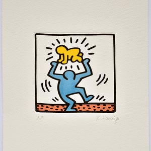 Puede incluir: Una figura azul con una figura amarilla en la cabeza, rodeada de líneas y puntos negros. La obra está firmada "K. Haring" en la esquina inferior derecha y "A.P." en la esquina inferior izquierda.