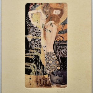 以下が含まれることがあります： グスタフ・クリムトの絵画の白黒プリント。長い流れるような髪をした裸の女性が、複雑な模様と金のアクセントで囲まれています。プリントは10/50と番号が付けられています。