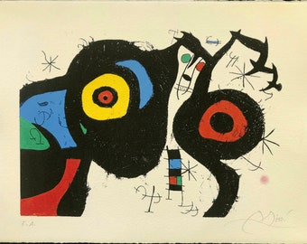 Può includere: Stampa d'arte astratta con forme nere, rosse, gialle, blu e verdi su sfondo bianco. La stampa include una firma nell'angolo in basso a destra e le lettere "E.A." nell'angolo in basso a sinistra.
