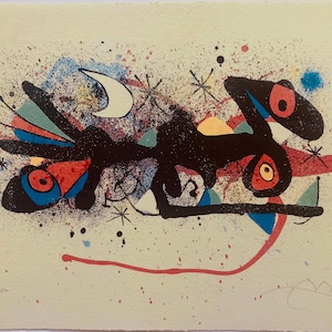Op de afbeelding: Abstracte kunstprint met zwarte, rode, blauwe, gele en witte kleuren. De print toont een halve maan, sterren en geometrische vormen. De print is rechtsonder gesigneerd met "Miro" en linksonder genummerd "32/100".
