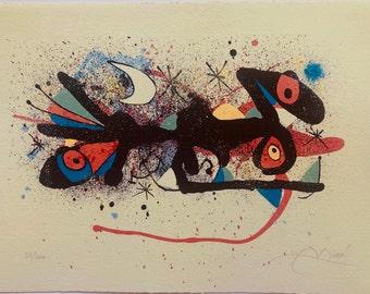 Può includere: Stampa d'arte astratta con colori nero, rosso, blu, giallo e bianco. La stampa presenta una luna crescente, stelle e forme geometriche. La stampa è firmata "Miro" in basso a destra e numerata "32/100" in basso a sinistra.