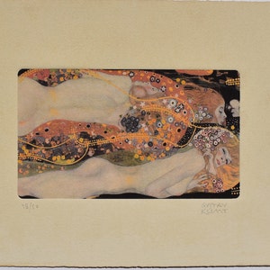 Op de afbeelding: Een print van Gustav Klimts schilderij "Water Slangen II" met twee naakte figuren met golvend haar en een achtergrond van draaiende patronen en gouden accenten. De print is genummerd 19/60.