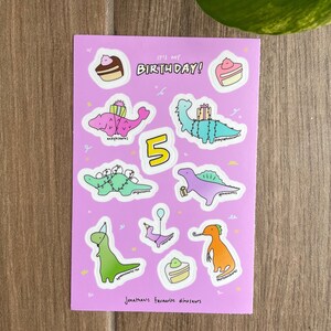 Vattentät vinylklistermärke med dinosauriemotiv i premiumkvalitet - Tål maskindisk bild 6
