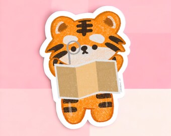 Peut inclure: Un autocollant représentant un tigre de dessin animé portant un monocle et tenant une carte. Le tigre est orange et noir sur un fond blanc.