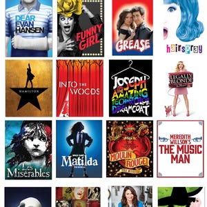 Może przedstawiać: Kolaż plakatów musicalowych, w tym "Dear Evan Hansen", "Funny Girl", "Grease", "Hairspray", "Hamilton", "Into the Woods", "Joseph and the Amazing Technicolor Dreamcoat" i "Legally Blonde". Zawiera również "Les Misérables", "Matilda", "Moulin Rouge", "The Music Man", "Phantom of the Opera", "Rent", "Waitress" i "Wicked".