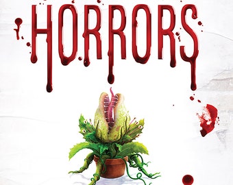 Puede incluir: Cartel de "Little Shop of Horrors" con una planta carnívora en una maceta. El título es en azul oscuro y rojo, con efectos de sangre goteando. La planta tiene una boca grande y abierta y está rodeada de hojas verdes.