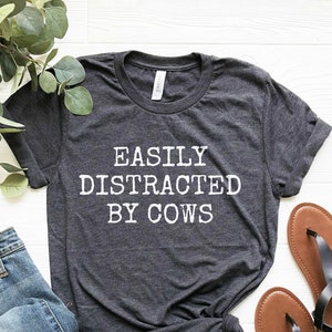 Fácilmente distraído por la camisa de las vacas, camisa de la granja, camisa de campo, regalo de la granja, camiseta de vaca divertida