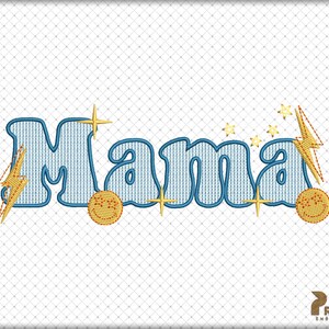 K&ouml;nnte beinhalten: Das Wort "Mama" in blauer Stickerei mit gelben Blitzen, Sternen und Smiley-Gesichtern.