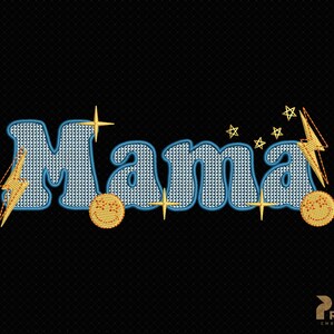K&ouml;nnte beinhalten: Gestickte Darstellung des Wortes "Mama" in Blau mit gelben Sternen und Blitzen. Das Wort ist wei&szlig; umrandet und hat ein strukturiertes Muster.
