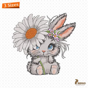 Puede incluir: Diseño bordado de un conejito gris sosteniendo una margarita blanca con una corona de flores rosas. El conejito tiene grandes ojos azules y una expresión dulce.