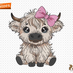 Może przedstawiać: Słodka, puszysta, biała krowa szkocka z różową kokardką na głowie. Krowa siedzi z nogami schowanymi pod ciałem i ma duże, brązowe oczy.