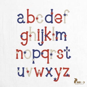 Può includere: Alfabeto ricamato in minuscolo in rosso, bianco e blu, ciascuna lettera ornata da una stella. Ideale per progetti patriottici, l'alfabeto è presentato su sfondo bianco.