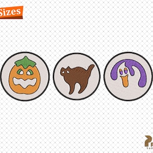 Może przedstawiać: Trzy haftowane wzory na Halloween: dynia, brązowy kot i fioletowe stworzenie. Każdy wzór znajduje się w białym okręgu z czarną obwódką. Słowa "4 Rozmiary" znajdują się na pomarańczowym banerze w lewym górnym rogu.