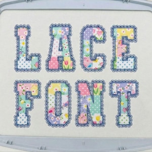Puede incluir: Las palabras "LACE FONT" se muestran en un estilo patchwork colorido. Cada letra está rellena de patrones florales y de lunares, delineados con un ribete de encaje azul. El diseño está dentro de un bastidor de bordado gris.