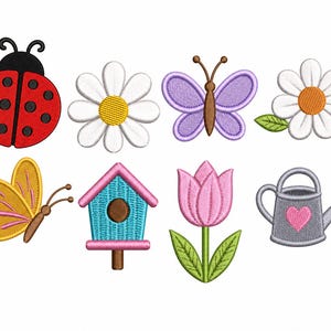 Op de afbeelding: Een verzameling geborduurde patches met lente- en tuinthema's. Inclusief een rode lieveheersbeestje, witte madeliefjes, paarse en gele vlinders, een blauw vogelhuisje, een roze tulp en een grijze gieter met een roze hart.