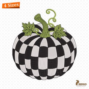 Puede incluir: Un diseño de bordado de una calabaza con un patrón de cuadros blancos y negros. La calabaza tiene un tallo verde y dos hojas verdes con zarcillos rizados. El texto 4 Sizes es visible en la esquina superior izquierda y PREMIO EMBROIDERY en la inferior derecha.