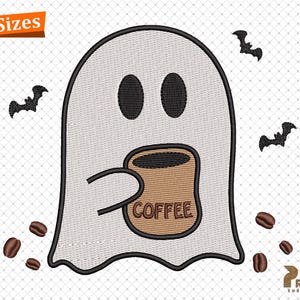 Puede incluir: Dise&ntilde;o bordado de un fantasma amigable sosteniendo una taza de caf&eacute; con la palabra "COFFEE". El dise&ntilde;o incluye murci&eacute;lagos negros y granos de caf&eacute;, con el texto "5 Sizes" en la esquina superior izquierda. Ideal para Halloween.