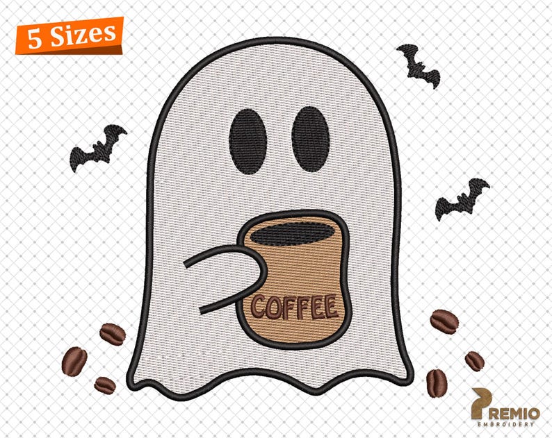 Puede incluir: Dise&ntilde;o bordado de un fantasma amigable sosteniendo una taza de caf&eacute; con la palabra "COFFEE". El dise&ntilde;o incluye murci&eacute;lagos negros y granos de caf&eacute;, con el texto "5 Sizes" en la esquina superior izquierda. Ideal para Halloween.