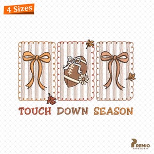 Puede incluir: Diseño bordado con tres paneles rectangulares con temática de fútbol americano. Cada panel tiene un fondo a rayas y un elemento decorativo: dos lazos y un balón de fútbol con una flor. El texto "TOUCH DOWN SEASON" está debajo.