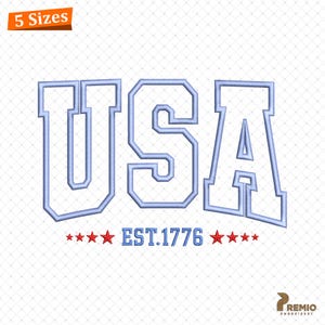 Pode incluir: Design bordado em azul claro com a palavra "USA" em negrito, delineada, "EST.1776" e estrelas vermelhas abaixo. Disponível em 5 tamanhos. Ideal para projetos patrióticos.