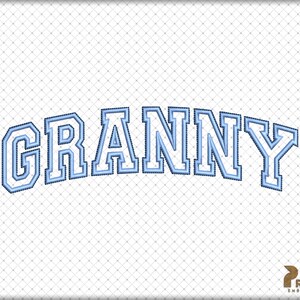 Puede incluir: Un dise&ntilde;o bordado en azul y blanco de la palabra "GRANNY" en una fuente de estilo universitario.