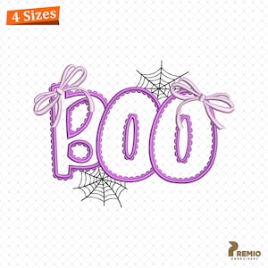 Puede incluir: Un diseño morado de "Boo" con borde festoneado, lazos y telarañas. El diseño es para bordado e incluye el texto "4 Tamaños" en un cuadro naranja. El diseño es para Halloween.
