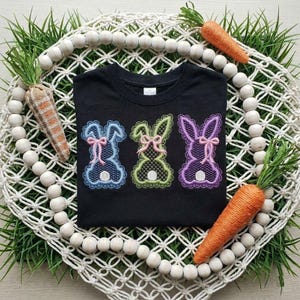 レースバニートリオアップリケデザイン、レースアップリケ、格子ステッチで埋められたコケットボウラビットアウトライン、イースターモチーフステッチアップリケファイル