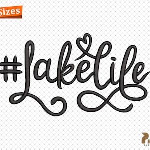 Könnte beinhalten: Schwarze und weiße Stickerei-Design des Textes "#lakelife" mit einem Herzsymbol über dem Wort "lake".