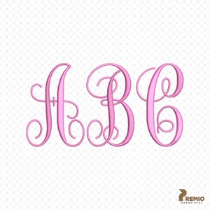 Op de afbeelding: Roze geborduurde letters A, B en C in een vloeiende scriptstijl. De letters staan op een witte achtergrond met een subtiel ruitpatroon. Geschikt voor monogrammen.