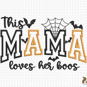 Op de afbeelding: Een borduurontwerp met de tekst "This MAMA loves her boos" in een combinatie van zwarte en oranje blokletters en cursief schrift. Het ontwerp bevat zwarte geborduurde spinnenwebben en kleine silhouetten van vleermuizen rondom de letters.