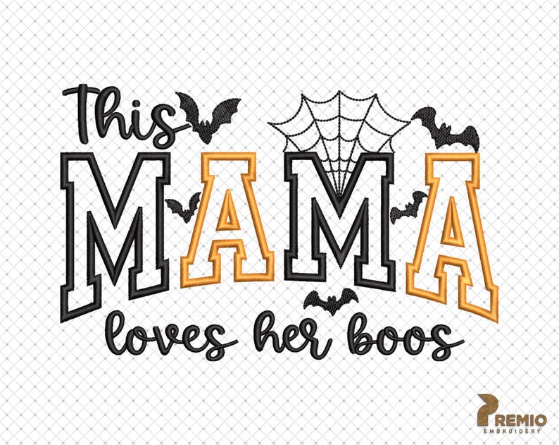 Op de afbeelding: Een borduurontwerp met de tekst "This MAMA loves her boos" in een combinatie van zwarte en oranje blokletters en cursief schrift. Het ontwerp bevat zwarte geborduurde spinnenwebben en kleine silhouetten van vleermuizen rondom de letters.