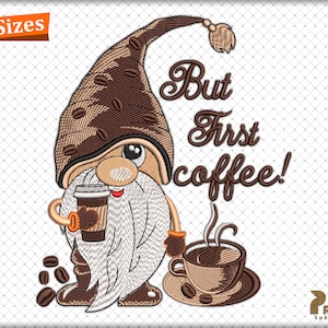 Könnte beinhalten: Stickerei mit einem braunen Gnom, der eine Tasse Kaffee hält, mit dem Text "But first coffee!" in brauner Kursivschrift.