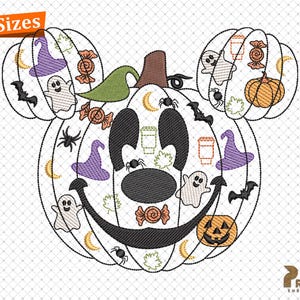 Puede incluir: Un diseño de bordado con temática de Halloween que presenta una calabaza con orejas de Mickey Mouse. La calabaza está decorada con murciélagos, fantasmas, caramelos, sombreros de bruja y linternas. El texto "4 Sizes" está en la esquina superior izquierda.