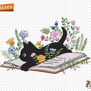 Puede incluir: Silueta de gato negro leyendo un libro rodeado de flores coloridas. El gato está acostado sobre un libro abierto con la cabeza apoyada en las páginas. Las flores son de varios tonos de rosa, morado, amarillo y verde.