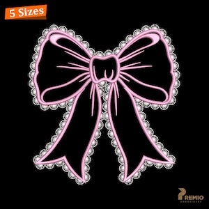 Puede incluir: Un diseño de lazo rosa con ribete de encaje blanco, sobre un fondo negro. El diseño presenta un nudo central y cintas fluidas, con el texto "5 Tamaños" en la esquina superior izquierda. El diseño es para bordado.