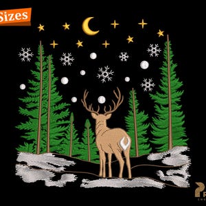 Pode incluir: Um desenho bordado com um veado numa cena de floresta de inverno. A imagem inclui pinheiros verdes, flocos de neve, uma lua crescente e estrelas num fundo preto. O texto "4 Sizes" está no canto superior esquerdo.